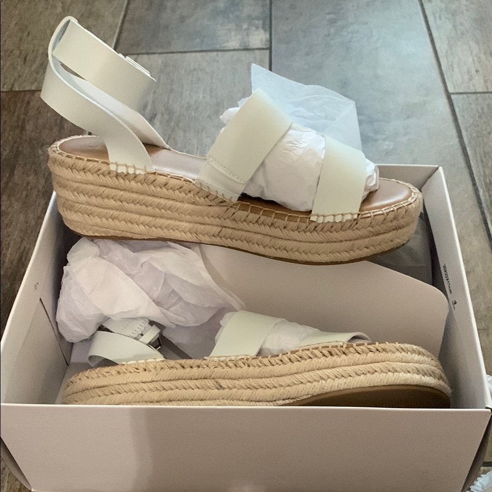 Brand new in the box!
The Drop white sandals